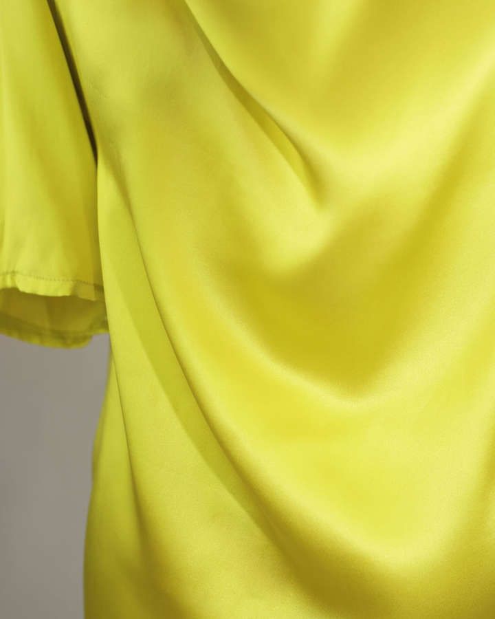 Gelbe Seidensatin Bluse mit Wasserfallausschnitt_03
