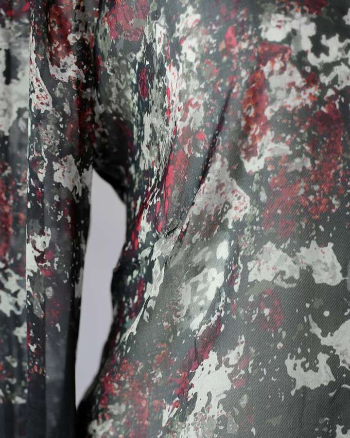 Bluse in transparenter Seide, geknöpft, grau-roter Print_03