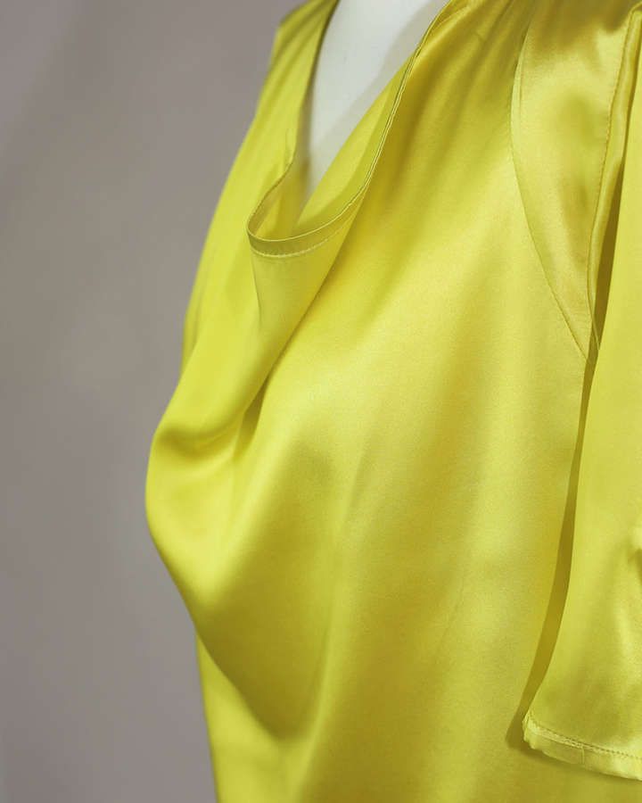 Gelbe Seidensatin Bluse mit Wasserfallausschnitt_01