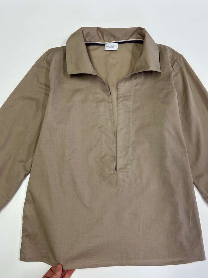 Hemdkragen-Bluse mit tiefem Ausschnitt_03