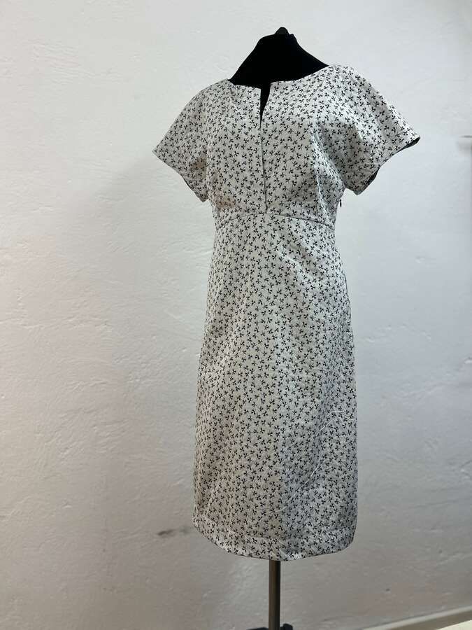 Kleid aus Seide Jaquard Blumen, weiss /blau_02