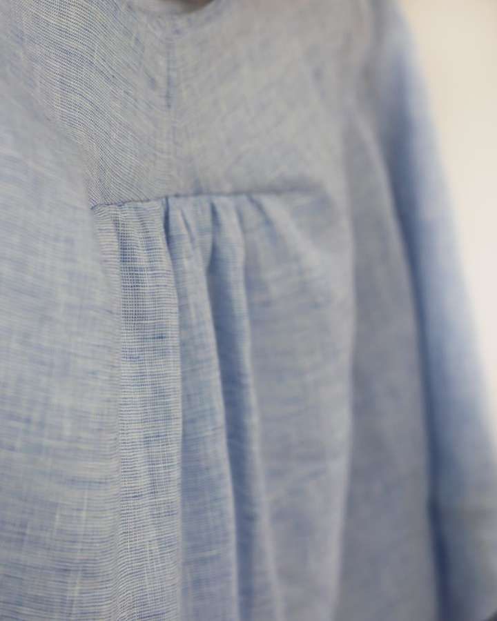 Leinenbluse mit Raffung in hellblau_03