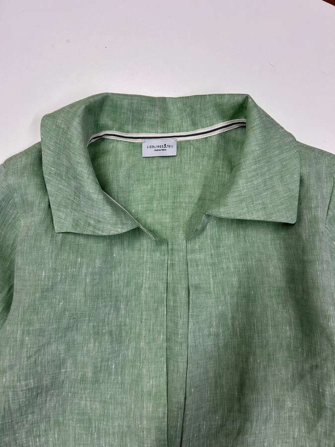 Hemdkragen-Bluse mit tiefem V- Ausschnitt_01