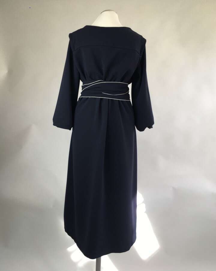 Wickelkleid in dunkelblauem Viskose Crepe_03