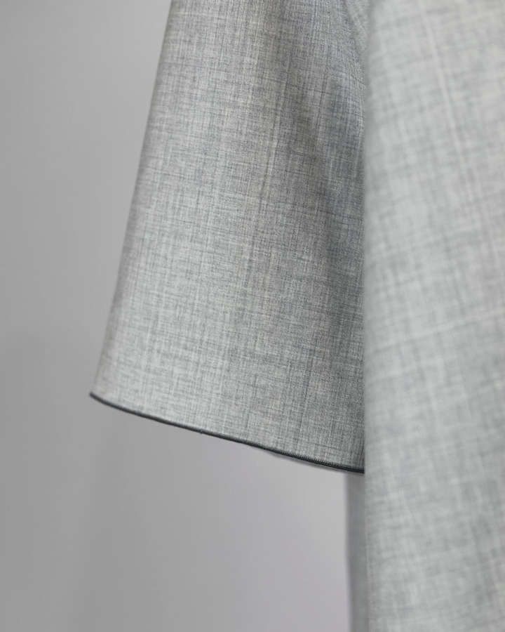 Kleid aus feiner Wolle mit V-Ausschnitt_03