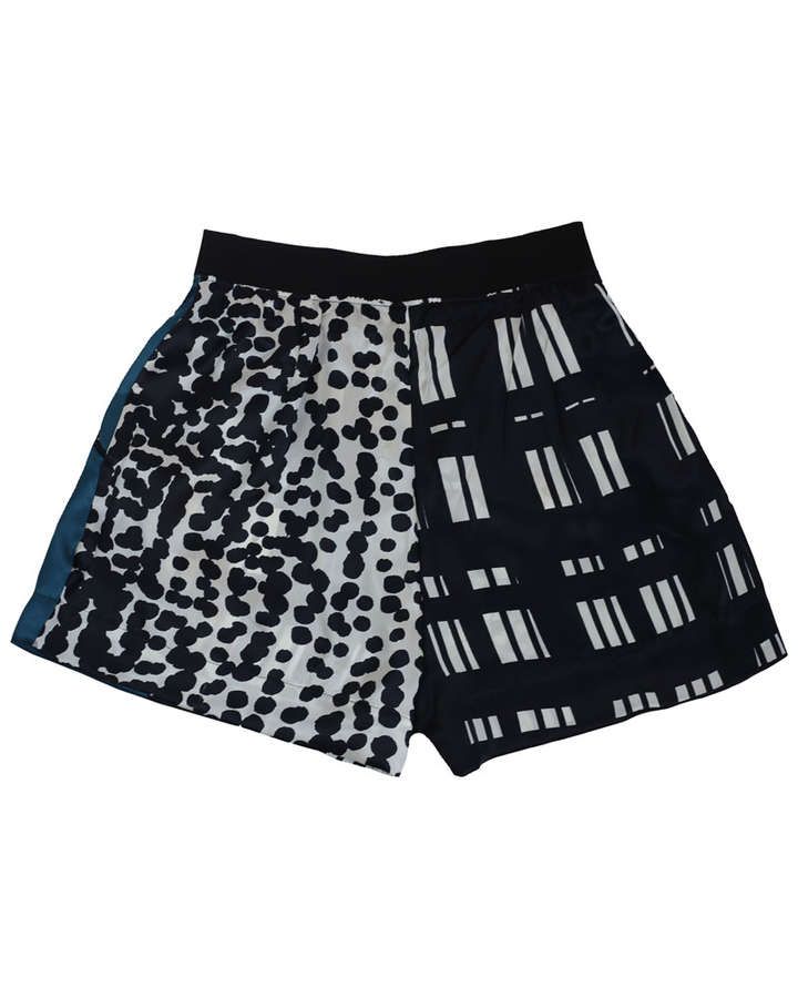 Short aus Seide, grafisch bedruckt mit Taschen und Gummibund_04
