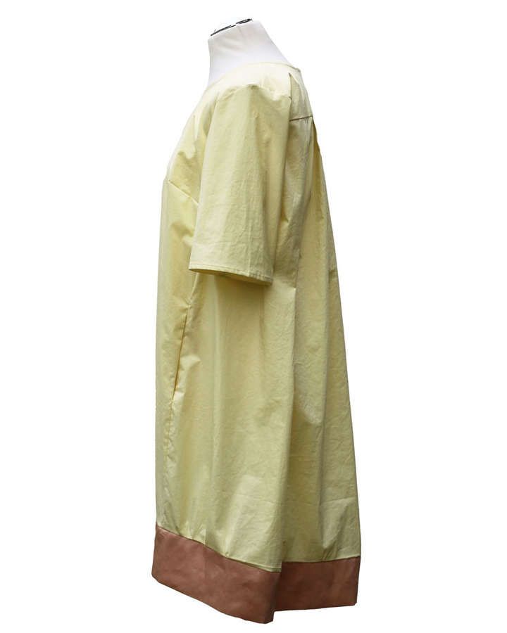 Kleid mit Falten im Rückteil_03
