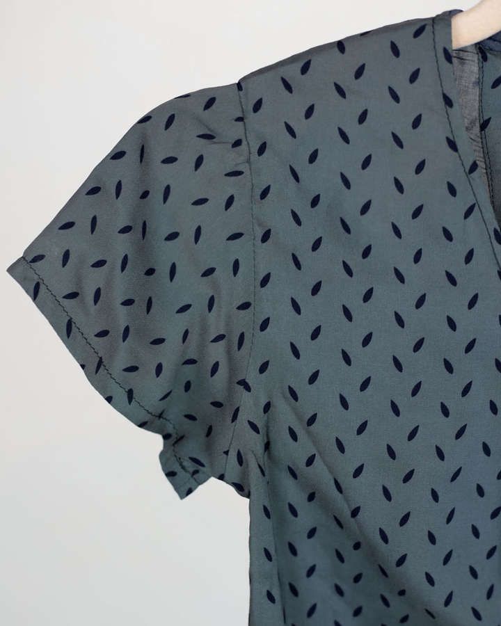 Bluse, Dirndlbluse / Seide mit Print, grau_03