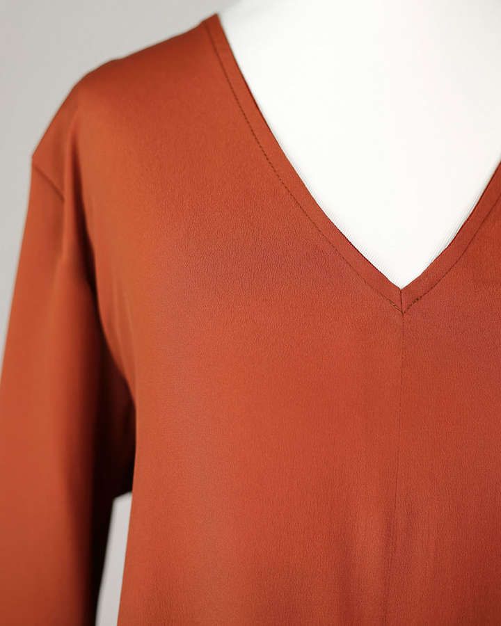 Blusenshirt aus Seidenmischung, V-Ausschnitt, rote Erde_01
