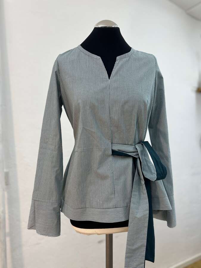Gestreifte Baumwollbluse mit Bindegürtel grün_04