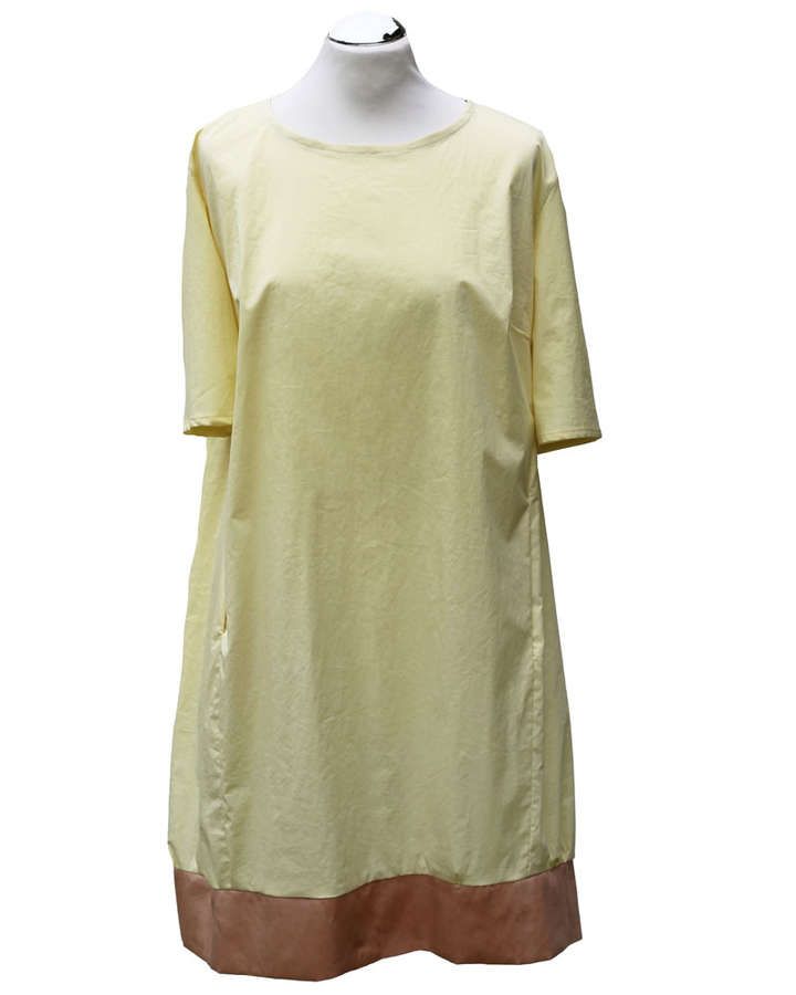 Kleid mit Falten im Rückteil_04