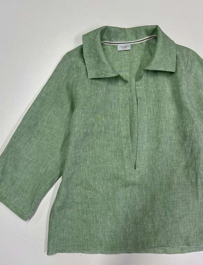 Hemdkragen-Bluse mit tiefem V- Ausschnitt_02