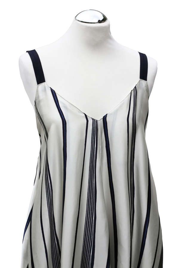Kleid mit Streifen und Spaghettiträgern_01