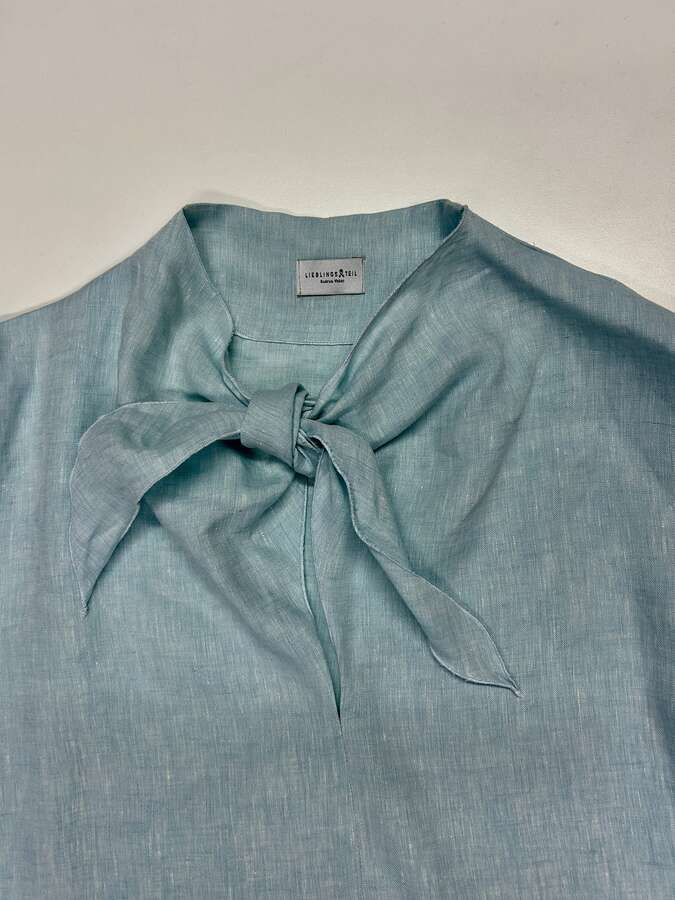 Bluse mit Schluppe in himmelblau_01