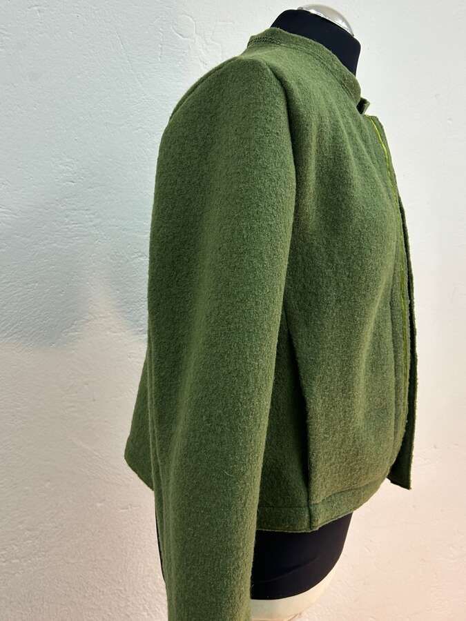 Kastige , grasgrüne Jacke in Wollwalk_01