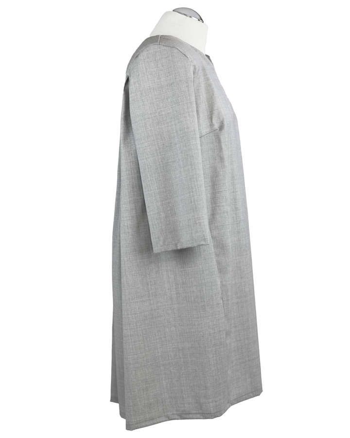 Kleid aus Wolle mit Falten im Rückteil_01