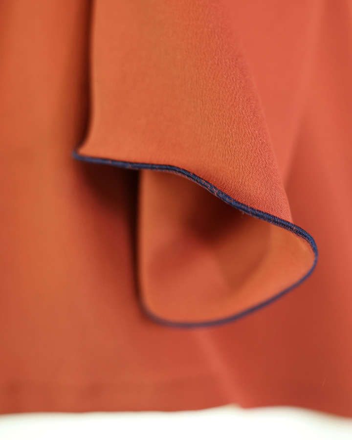 Blusenshirt aus Seidenmischung, V-Ausschnitt, rote Erde_03