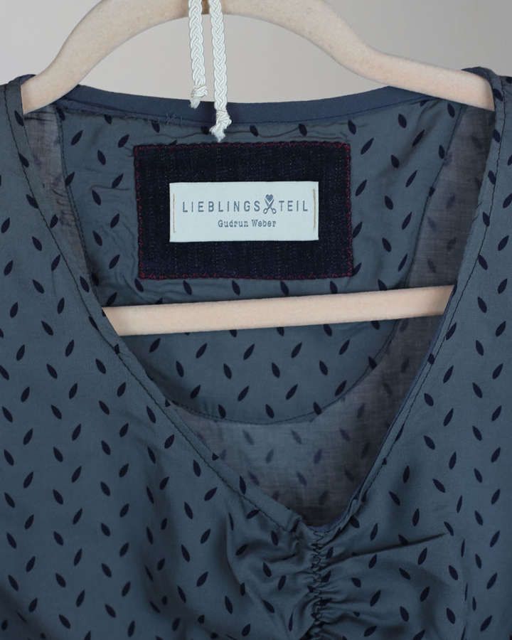 Bluse, Dirndlbluse / Seide mit Print, grau_01