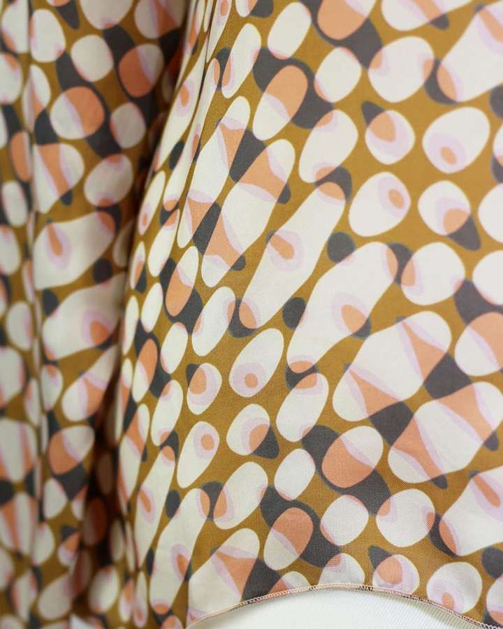 Blusenshirt aus Viskose mit Ovalprint in der Farbe eierschale_03