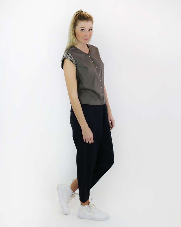 Kurzarm Bluse aus Baumwolle, mit Froschgoscherl-Ärmel, nougatfarben_02