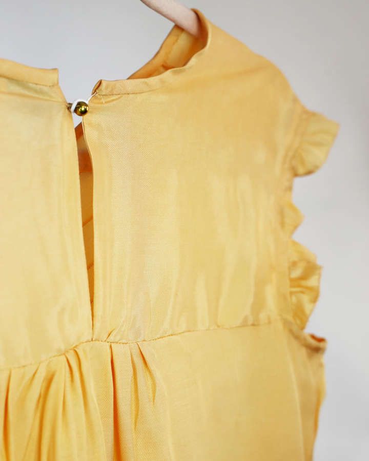 Bluse / Dirndlbluse mit Rüschen, hochgeschlossen, sonnengelb_02
