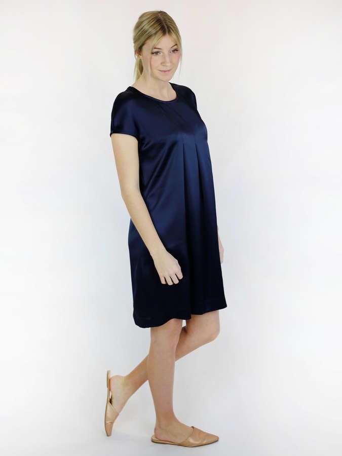 Schwingendes Kleid aus hochwertigen Seidensatin, nachtblau_02