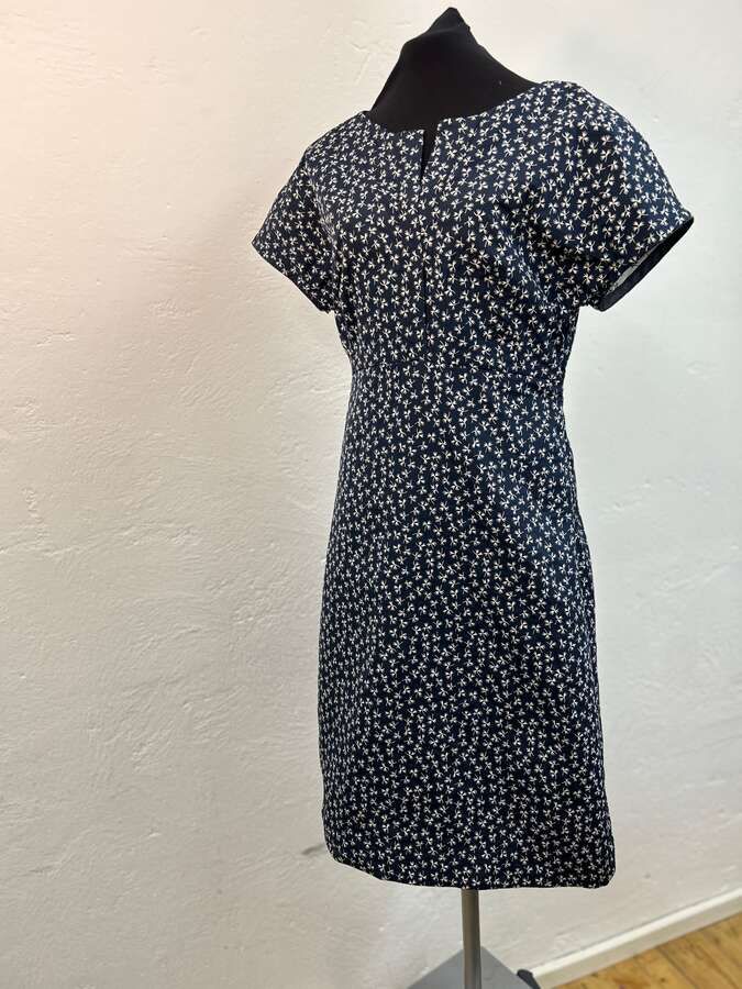 Kleid aus Seide Jaquard Blumen, blau/weiss