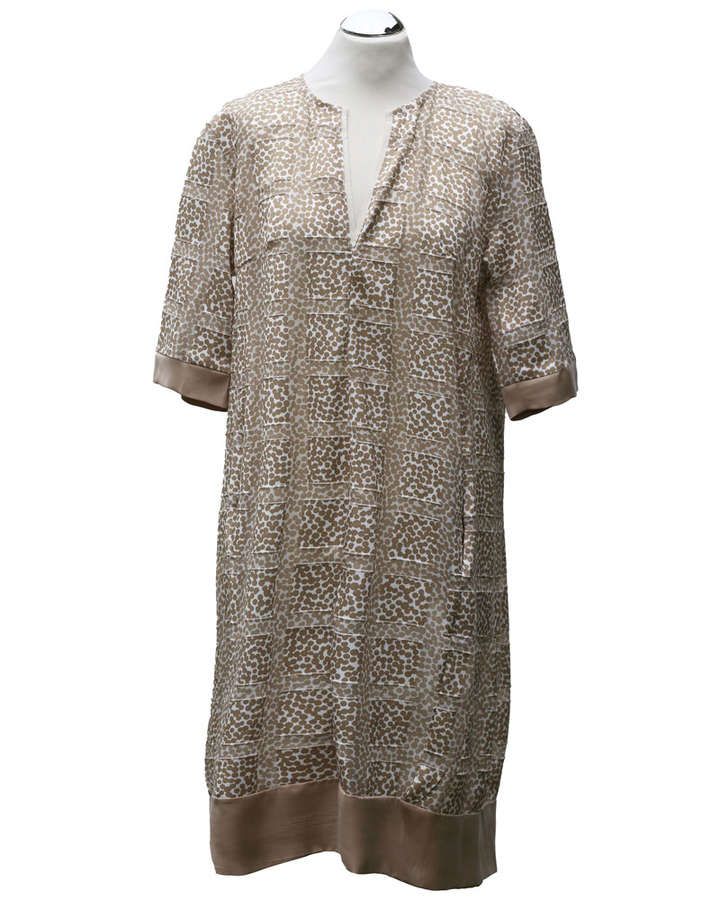 Kleid mit V Ausschnitt und Falten im Rückteil