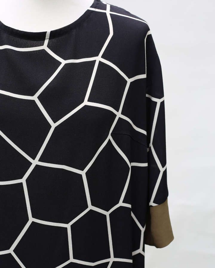 Kleid mit Giraffenmuster und khakifarbener Blende_01