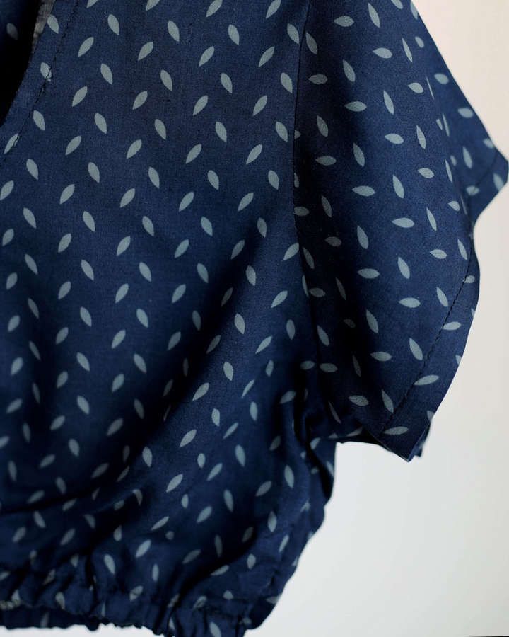 Bluse, Dirndlbluse / Seide mit Print, dunkelblau_02
