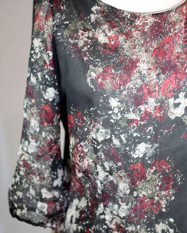 Zweilagiges Seidenkleid im Chochenille Print_03