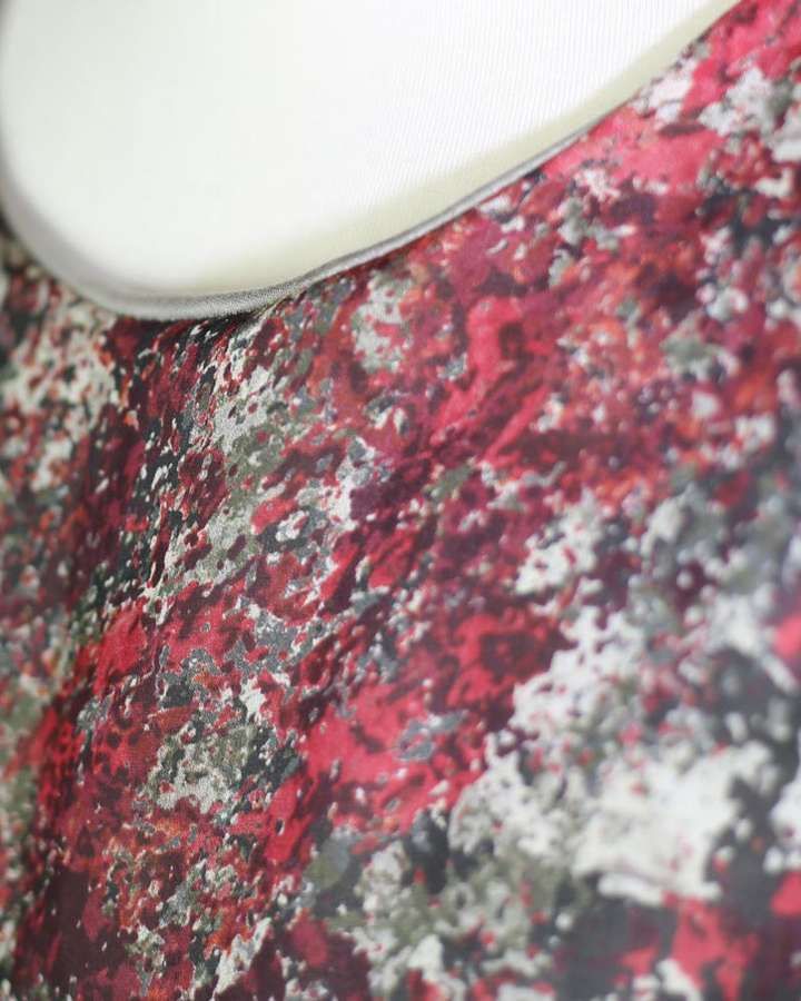 Zweilagiges Seidenkleid im Chochenille Print_02