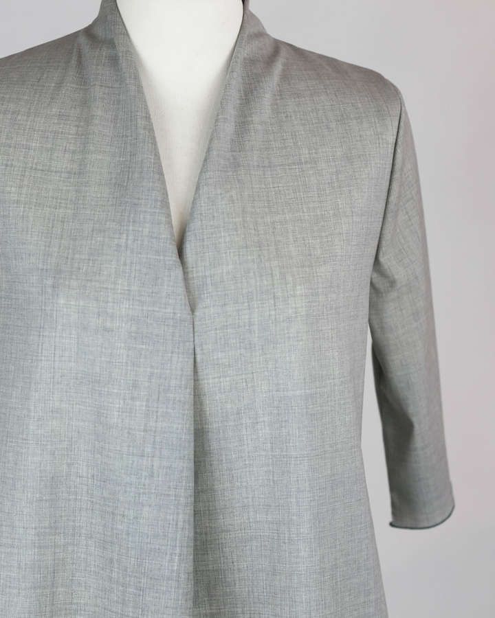 Kleid aus feiner Wolle mit V-Ausschnitt_01
